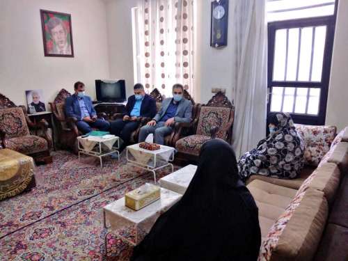 مدیرکل آموزش و پرورش استان کرمان با خانواده شهید دانش آموز حمید سام پور دیدار کرد